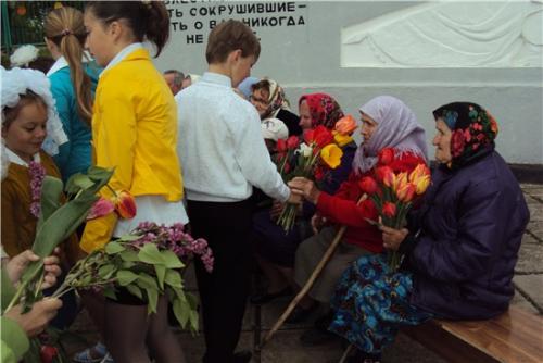 Вручение цветов вдовам ветеранов ВОВ